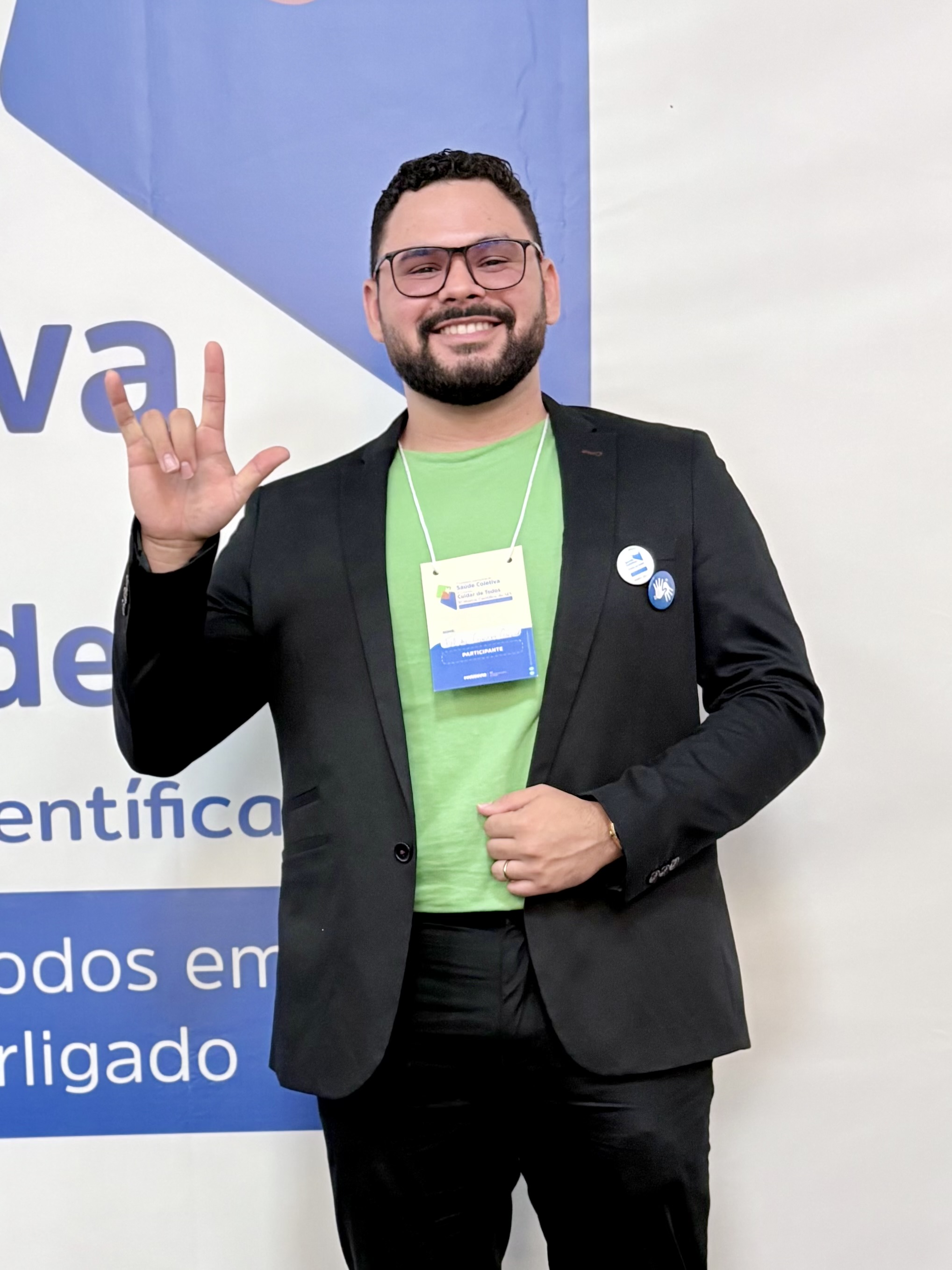 Feliphe Asevedo em evento acadêmico, usando blazer preto