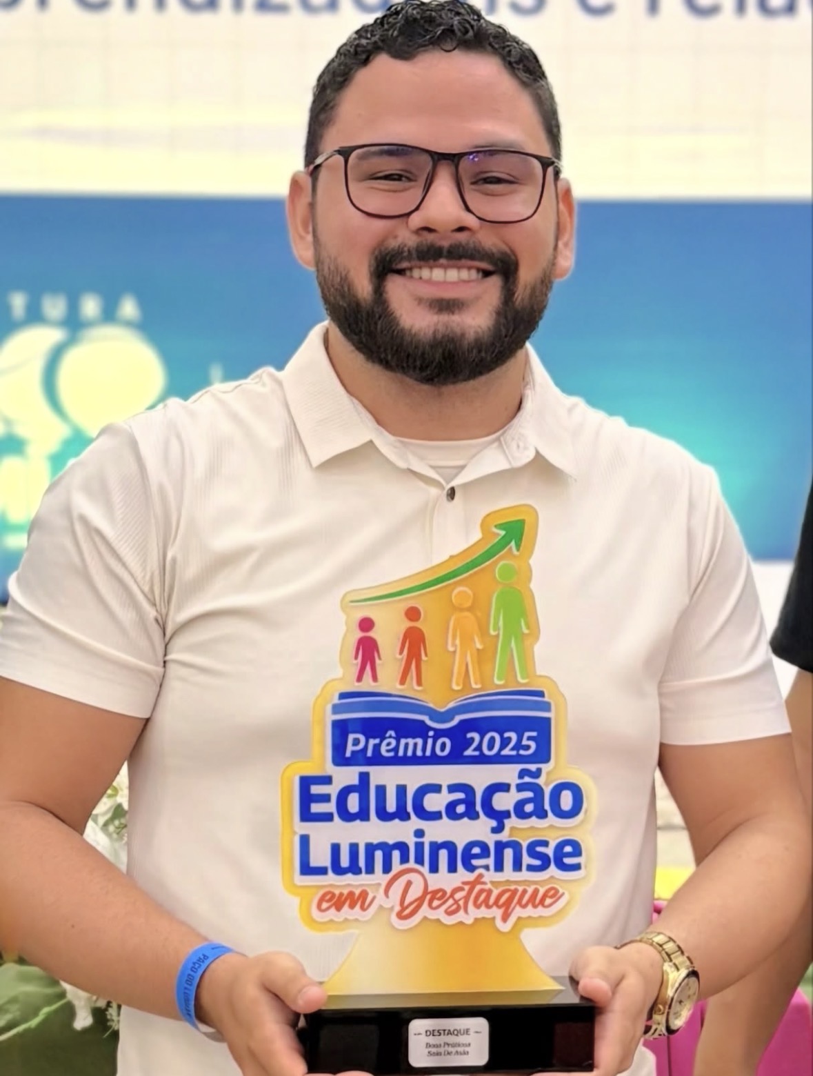 Feliphe Asevedo com troféu Educação Lumiense em Destaque 2025